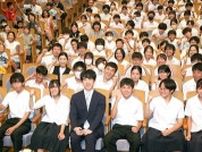 藤井聡太棋聖「自分は猫派です」　静岡・沼津でヒューリック杯祝勝会、小中学生とも交流