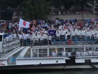 日本、船上パレードに登場　シゲキックスが旗手として団旗を手に笑顔