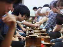 大阪・新世界で最後の将棋道場「三桂クラブ」が閉店　別れ惜しむ常連客らつめかける