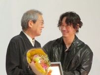 綾野剛、主演映画「花腐し」の荒井晴彦監督に花束贈呈「俳優としては家宝の作品」