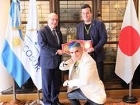 ボクシング　ＩＢＦ王者マルティネス、アルゼンチン大使館でテンポーネ特命全権大使と面談　