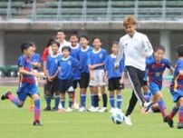 佐野航大選手にトップ技術学ぶ　岡山で小学生サッカー教室