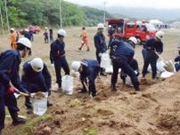 大地震に備え消防・警察合同訓練　備前、救助や土のう作り