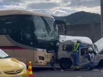 中央道で大型観光バスが工事渋滞の車列に突っ込む　3台絡む玉突き事故で4人搬送