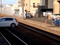 76歳男性がアクセルとブレーキの踏み間違えか　JR焼津駅で車が線路をふさぐ　フェンスを突き破って侵入　静岡駅〜掛川駅の上下で一時運転見合わせ
