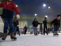 「長い間ありがとうございました」県内唯一のスケートリンク営業終了　多くの人が最後の滑りを楽しむ　かつては1日1000人以上利用も老朽化＝静岡・浜松市