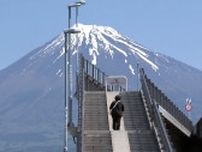 「マナーさえよければ受け付ける」中央分離帯で写真を撮る姿も…富士山の“映えエスポット”に外国人殺到＝静岡・富士市