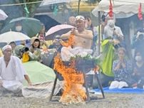住職が熱湯の中に…　那須塩原の金乗院で「火まつり」　迫力の荒行、無病息災祈る