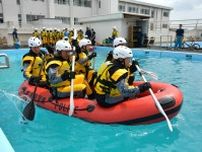 出水期の水難事故に備える　県警の機動隊員ら80人、警察学校のプールで訓練