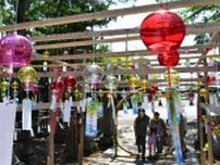 涼やかな音色を境内で　大田原・光丸山法輪寺の風鈴祭り　色とりどり300個が一堂に