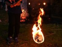 佐野で４年ぶり「浅間の火祭り」　真っ暗な山肌に火の玉ゆらゆら　家族連れら100人無病息災願う