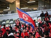 試合前から北朝鮮サポの盛り上がりは最高潮！ 声を揃えてチャントを歌い、スティックバルーンや国旗で応援