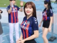 「刺激が強すぎる」韓国Kリーグで活躍する台湾人気チア、胸元ざっくりの赤タンクトップ姿にドキッ！「マジで可愛いな」「ナイスです」など反響