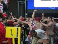 トルコ対ジョージアの試合前、スタンドで大暴動！ 嵐による雨で座席はびしょ濡れ...現地記者は「完全な大混乱」と中断を心配【EURO】