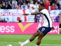 「私はボールを決して見ません」PKで独特のルーティンを貫き、成功させたイングランド代表FWに「地球上で最もクール」などの声【EURO】