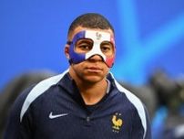 鼻骨骨折のエンバペ、国旗柄のマスク着用で練習参加…デシャン監督はオランダ戦出場を示唆