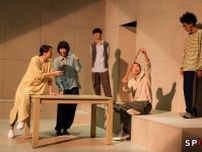 加藤拓也作・演出の最新作『いつぞやは』が開幕　平原テツ、橋本淳、鈴木杏らの舞台写真が公開