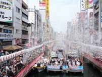 大阪・夏の風物詩『船乗り込み』で道頓堀に2000名の観衆が集結ーー片岡仁左衛門、明日からの『七月大歌舞伎』を「大成功に収めたい」