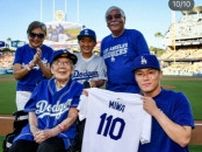 ドジャースが110歳の日系米国人女性を表彰　山本由伸が「110」背番号ユニホームを贈呈