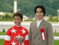 【七夕賞】表彰式でプレゼンターを務めた中村蒼「競馬の魅力がさらに広がることを…」