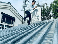 「屋根の上の忍者！？」鈴木亮平が太秦映画村でお茶目な写真を撮影！
