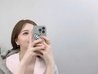 「ぴんく！」白石麻衣 鏡越しの自撮りショットを公開！