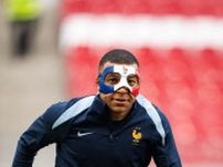 フランス代表・エムバペが"忍者姿"で登場 EURO次戦出場へ