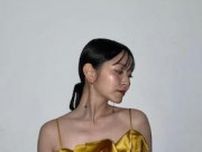 鈴木愛理 デコルテあらわな黄色ドレスショット公開にファン悶絶 「美しすぎる」「ほんと好き」の声