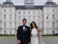 サッカードイツ代表選手、お城で結婚式を挙げ美男美女と話題に