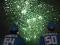 野球男児2人で花火を見つめる🎆 夏夜に輝く花火と男たちの背中…！