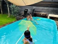 ロンブー田村淳、豪華自宅で親子ともにプールで大はしゃぎ 水難事故に注意喚起も