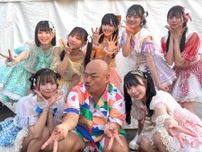 クロちゃんがアイドルに囲まれデレデレ