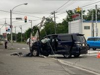 電柱が「ポキッ」… 乗用車が電柱に突っ込む　けが人なし　北海道千歳市