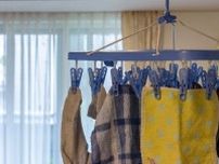 洗濯物を家族が集うリビングに干すのはあり？　「生乾き臭が気になる」なし派 VS 「雨の日は仕方ない」あり派　それぞれのママの言い分と専門家アドバイス