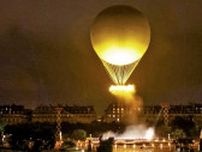 聖火は気球でパリの夜空へ　雨天も幻想的演出の開会式　セリーヌ・ディオン“愛の讃歌”でフィナーレ、旗手の半井「本当に楽しかった」