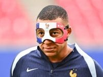 「彼のマスクが完成した」海外記者も仰天！ 鼻骨骨折のフランス代表FWエムバペが母国カラーの特注フェイスガードでオランダ戦に出場意欲【EURO2024】