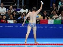 「おい、あいつ誰だよ！」競泳でド派手パンツを履いた“謎の中年男性”が突然プールに飛び込む超珍事！ 英紙は「新たなヒーロー誕生だ」と絶賛！【パリ五輪】
