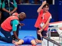 「なかなかの衝撃」日本人選手の​​​レース直前、プールサイドで海外選手が倒れるハプニング！ 担架搬送に会場騒然「無事であってほしい」【パリ五輪】