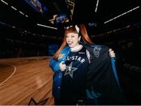 渡辺直美がNBAオールスターゲーム観戦をユニホーム着用で楽しむショットが公開