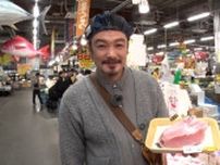 小田井涼平、波打ち際の豪快温泉でハプニング「冷たい冷たい！」和歌山の魚市場では「マグロの色じゃない」マグロに感動