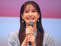 松本若菜、メガネスタイルのさわやかスマイルショットに「めっちゃかっこよっ」の声＜西園寺さんは家事をしない＞