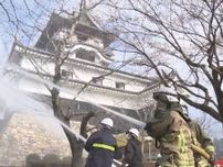 1/26は「文化財防火デー」国宝犬山城で不審者による放火を想定した消防訓練 観光客の誘導方法など確認