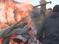 田んぼのオーナーらが製作…丸山千枚田で『かかし』の供養 火の中に入れ1年間の労をねぎらう 三重・熊野市