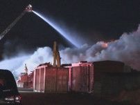 風に流され広がる大量の煙…工場地域で山積みの産業廃棄物燃える 約6時間経過も鎮火の見通し立たず