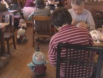 常連客を認識し抱っこをおねだり…AIロボットが接客する喫茶店 3年前から始めて癒しの存在に 岐阜・多治見市