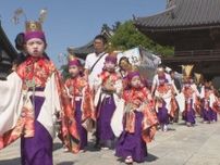 掛け声とともに神輿が参道進む…愛知県の豊川稲荷で豊年を願う祭り 4日は午後9時まで境内をライトアップ