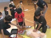 小学校で消防署員による救命方法の講習会 5・6年生が心臓マッサージやAEDの使い方学ぶ 三重・尾鷲市