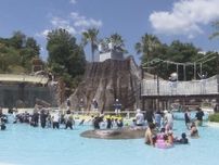鈴鹿サーキットの遊園地内のプール『アクア・アドベンチャー』6日の開業前に招待客らが水かけ合って楽しむ 三重