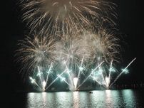 夜の芦ノ湖を花火で彩る　きょうから「夏まつりウィーク」