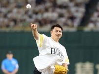 【ソフトバンク】井口資仁氏が始球式に登場　鷹ユニホームに「新鮮な感じ」